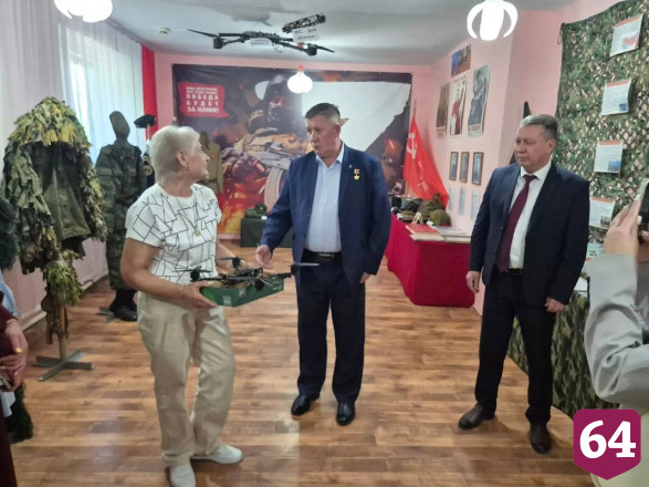 Саратовский Герой России наградил волонтеров за содействие СВО 